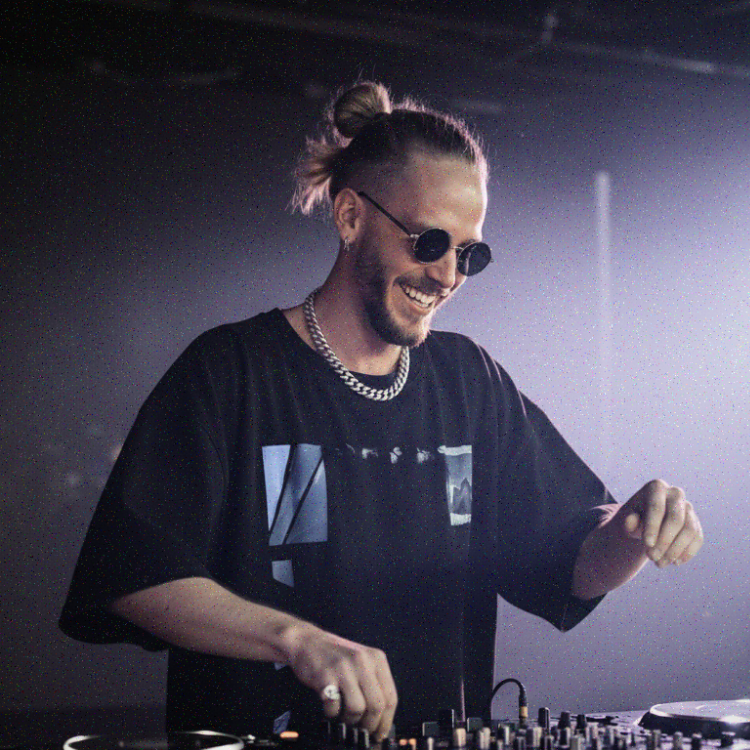 Niko Bo at the decks